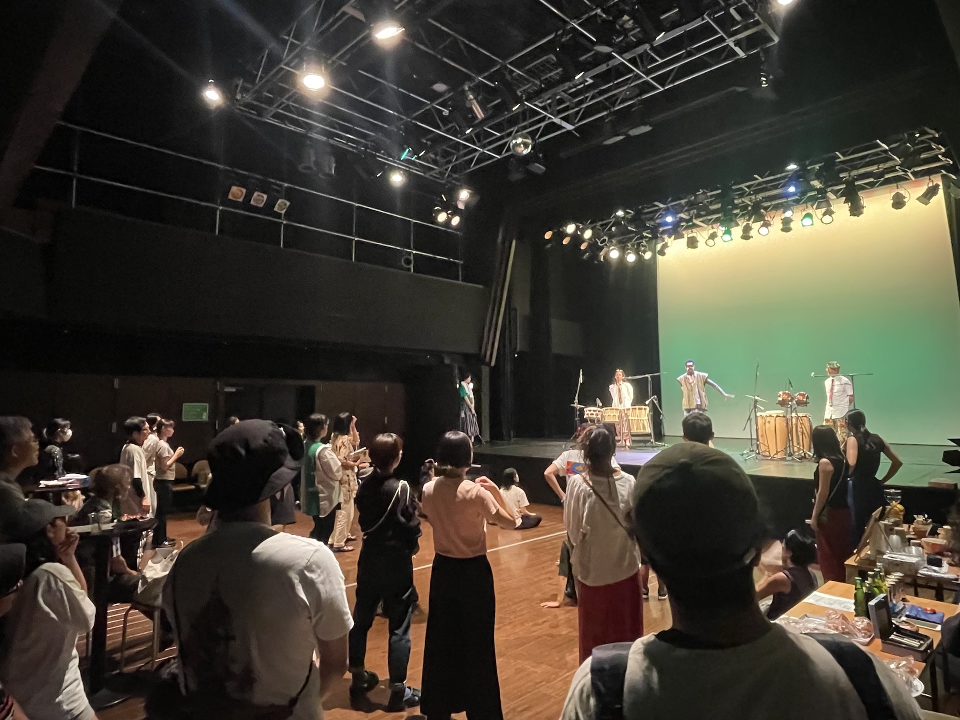 神戸市長田区で公演をする多国籍リズム&ダンスチームギンガンゴン