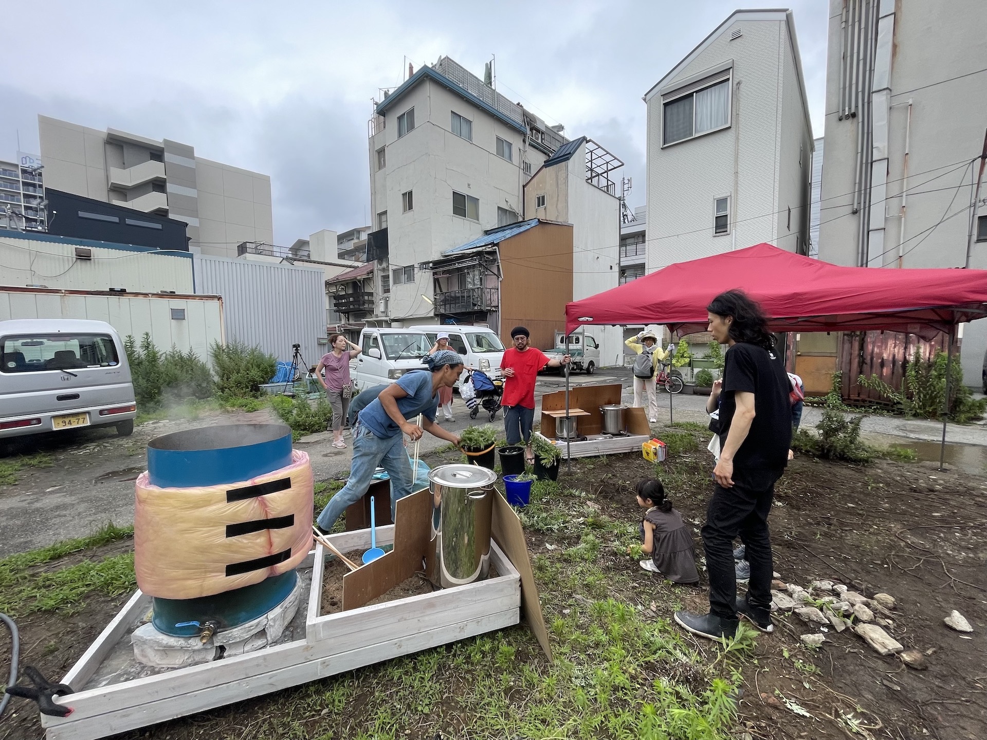 元稲荷市場で開催されたアート系ワークショップ「草刈って染めよう」